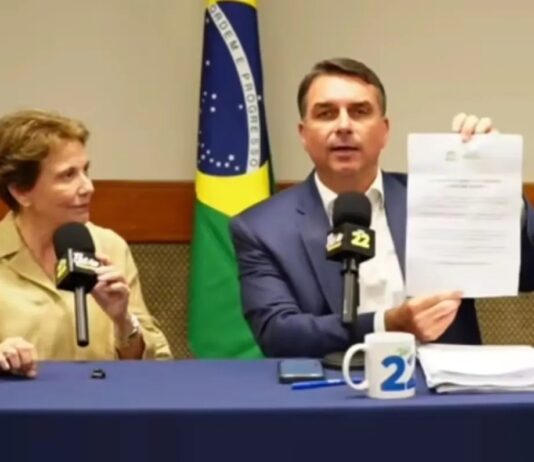 Tereza Cristina entrega carta de apoio da FPA a Flávio Bolsonaro: Agro está com você