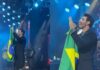 Em show, Gusttavo Lima declara apoio a Flávio: “Próximo 25 é 22”