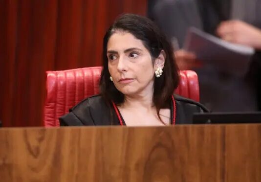 Ministra do TSE que barrou púlpito de Lula doou ao PT e PSOL