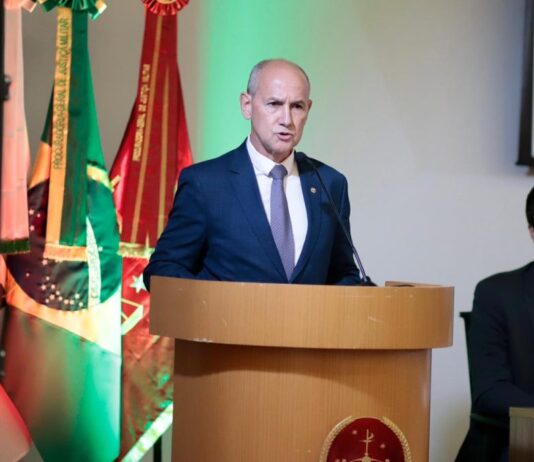 Procurador-geral que pede a perda da patente de Bolsonaro recebe homenagem