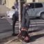 Homem é espancado e amarrado a poste após tentativa de assalto na Praia de Iracema