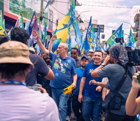 Na reta final da campanha, candidato a deputado estadual Carlos Kleber recebe Ciro Gomes em Boa Viagem