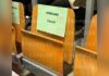 Foto mostra cadeira vazia reservada a Vorcaro em evento de Lula em Paris
