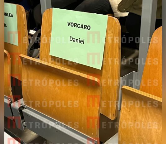 Foto mostra cadeira vazia reservada a Vorcaro em evento de Lula em Paris