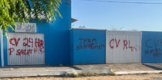 Fachada de provedor de internet é pichada com sigla de facção em Groaíras, no interior do Ceará.