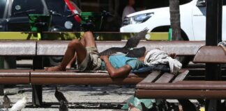Pessoas em situação de rua ocupam calçadas e praças no Centro de Fortaleza