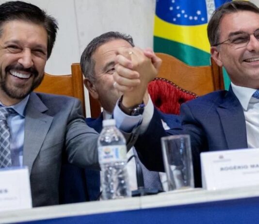 MDB fecha apoio de 17 diretórios estaduais à campanha de Flávio Bolsonaro após reunião